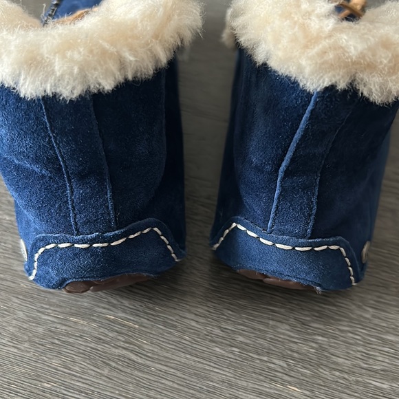 Ugg slippers. Brand new, never worn - Picture 3 of 5
